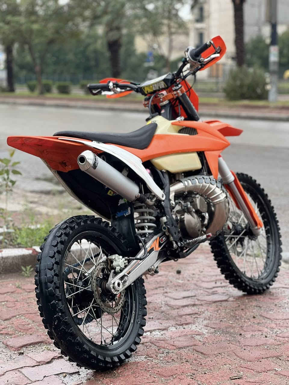 السلام وعليكم أعيد النشر بسبب الوعود الكاذبه 
لا طبلي وتكلي امسح المنشور 
قفاز كي تي ام مكفوله كفاله عامه اي نفس ماكو 
المكينه 250 خبط كير ست نمر 
السعر 17 قفل قفل قفل 🔐 
اي ستفسار ***********
العنوان ابغداد البياع
