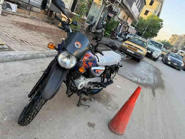 مستعجل على البيع
بوكسر موديل 23 شاصي 21 الدراجة مال ولد صديقي متروكة الولد رحال وتاركها اشتغلت شهرين دليفري وشاف الشغل تعبان وقرر يبيع ، الدراجة نظيفة شوفة عينك شلعة ومعدل مكفولة جيب أي فيتر أو نروح اني وياك لأي فيتر( داخل )رقمها بغداد انكليزي 
السعر 2 و250  بيها مجال شي قليلللللل 
مكاني الاعظمية شارع ابو حنيفة النعمان 
***********
