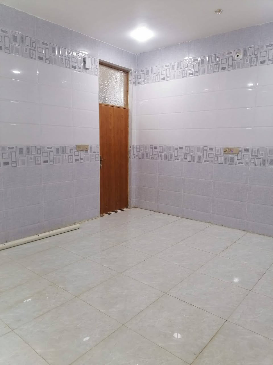 دار سكن للبيع ٢٠٠م طابو زراعي كوت حي الحكيم نزلت أفران الهادي يبعد عن الشارع العام ٣٠٠م بناء حديث طابوق مرقم من قبل البلدية غرفتين وصاله ومطبخ وحمام واستقبال وصحيات خارجية للإستفسار الاتصال على *********** أو مراجعة مكتب دلالية الروان @
