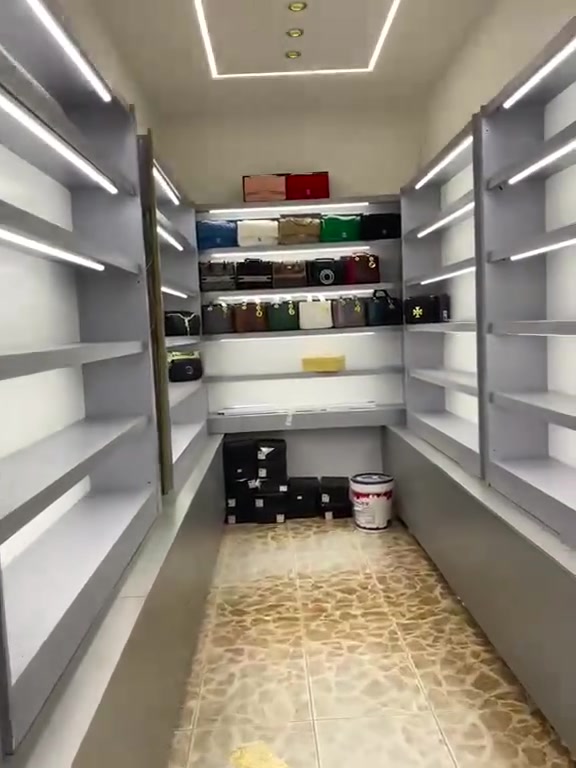 ديكور محل للبيع نظيف جداً استخدام قليل مع الانارة طول 15 متر ارتفاع 220 سم 
للتواصل ***********
