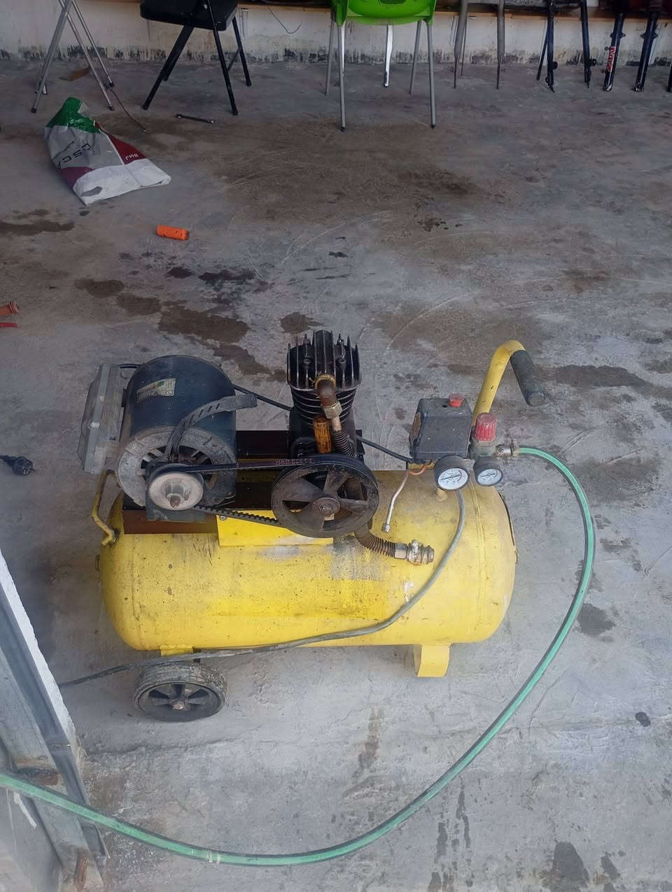 السلام عليكم كمبريسر حجم 50/ شغال بس شادله ماطور مبرده المكان كوت ***********
