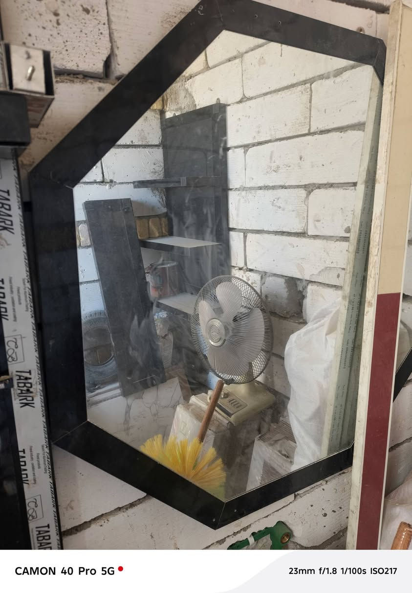 غراض محل حلاقه للبيع نضاف مري عدد 2 كرسي واحد رفوف 2  السعر 200 قفل مكاني بالقاسم
***********
