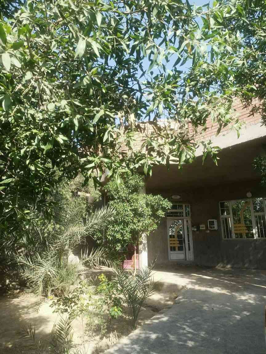 السلام عليكم موقع تجاري مميز على شارع عام وركن بواجهة17متر ومساحة 540 دار للبيع يحتوي على أربع غرف نوم 5.4 واستقبال 5.7ومطبخ 5.4و صالحة 5.10 وومنوار 3وصحيات وكراج وحديقة البيت طابقين وقطعة من ضمن الدار150 خلف البناء بسعر مناسب بنسبة الموقع طابو صرف زراعي سند 25 باسم المالك الشرع   ويرهم مراوس حسب الاتفاق الموقع قرب مديرية المرور العامة منطقة الجوبة
*********** الشراي يتصل ومايكون خاطرة الة طيب
