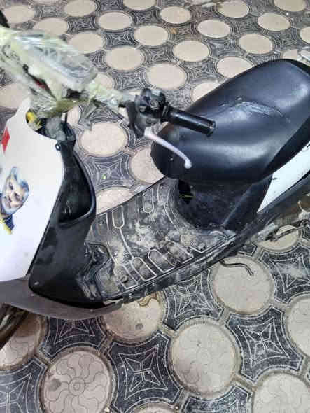 مرحبا
درجة يوماها بطة دراجة شلعة ومدل خير من الله بعض كفرات انا شالعن عندي 
كهربائيات لايت هورن سطاب شغالات 
يرادلها ترتيب اشوي دراجة تاخذك وتجيبك بس عوزها كابريتر تفصيخ الن انا شادلها تجاري 
سعرها مناسب بسعر بايسكل بـ100 
عنواني ميسان فلكة القاضي 
***********
وانا بالخدمة
