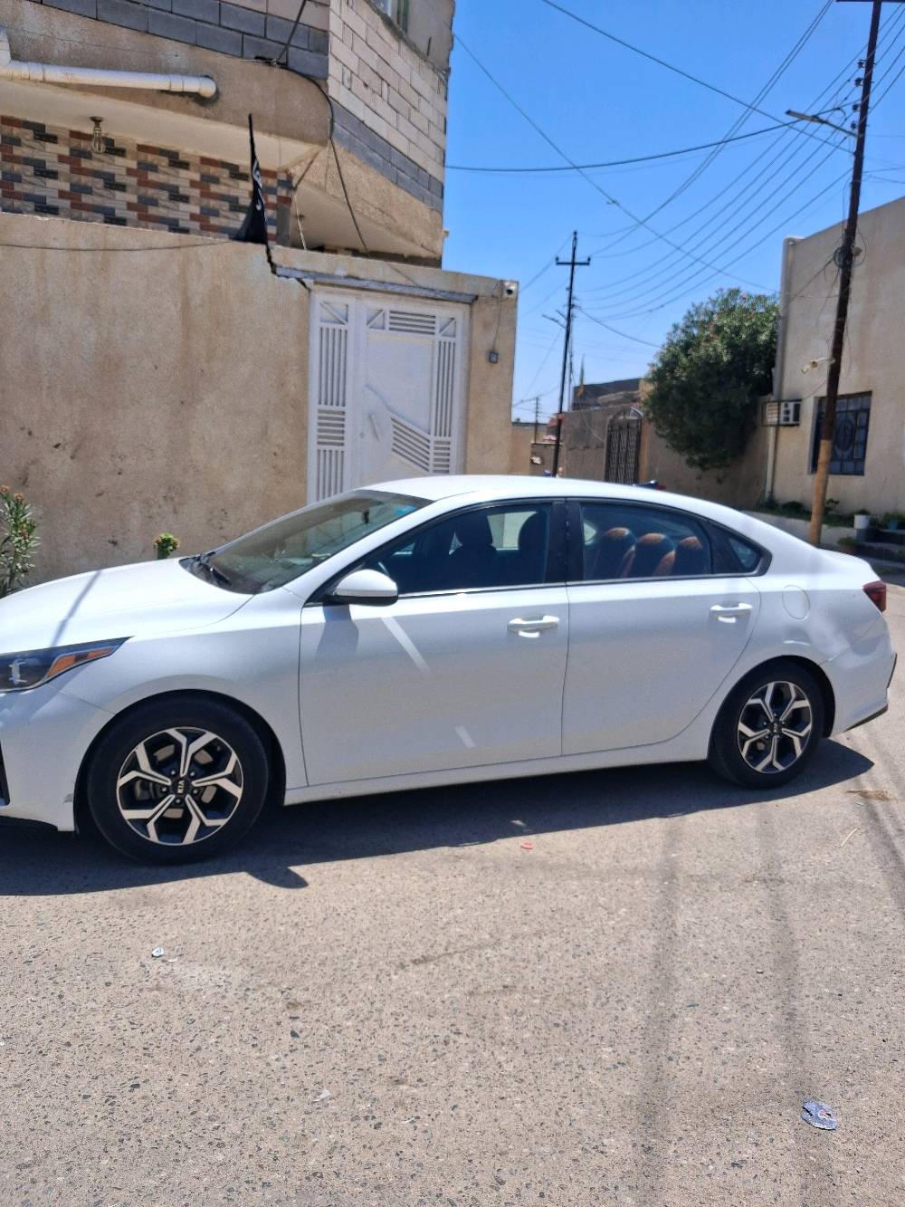 السلام عليكم
فورتي 2021 رقم بغداد معوقين الولد الشتريت منة السيارة بالبصرة عندة وكالة عامة ومطلقة           محرك 2000 دوش
تبديل جاملغ عكس السايق فقط بدون دواخل  البنيد نفسة بارد 
بيها طخات  بسيطة  كلش بيها طلقة عابرة بالجاملغ الخلفي  
السيارة مابيها نقص السعر 107 قفل  سعرها مناسب مستعجل عالبيع  الشراي بخدمتة                         مكاني بصرة  كرمة علي.                          
                              ***********
تگدر تذكر لنا الفئة/الترِم بالضبط للسيارة؟ يعني فورتي شنو موديلها التفصيلي وبيها فتحة/شاشة/كاميرا أو حساسات؟: 
موديل 2021
كم ممشاها الحالي؟ وهل ممشاها حقيقي ومبين من العداد لو متبدل/مفصول؟: 
ماشية 97 الف ميل 
هل دبل/الأيربگات سالمة لو منفتحة من قبل؟ وبيها أي شغل ميكانيك أو كهرباء غير اللي مذكور؟: 
ايرباك الدشبول منفجر 
الملكية شنو بالضبط: وكالة عامة لو تخويل/قفل، وبيها موافقات للبيع جاهزة؟: 
اسويلك وكالة من البصرة تريد راعيها موجود
وين مكان الفحص والمشاهدة بشكل أدق بالبصرة، وهل السعر نهائي لو يقبل التفاوض؟: 
مكاني كرمة علي 