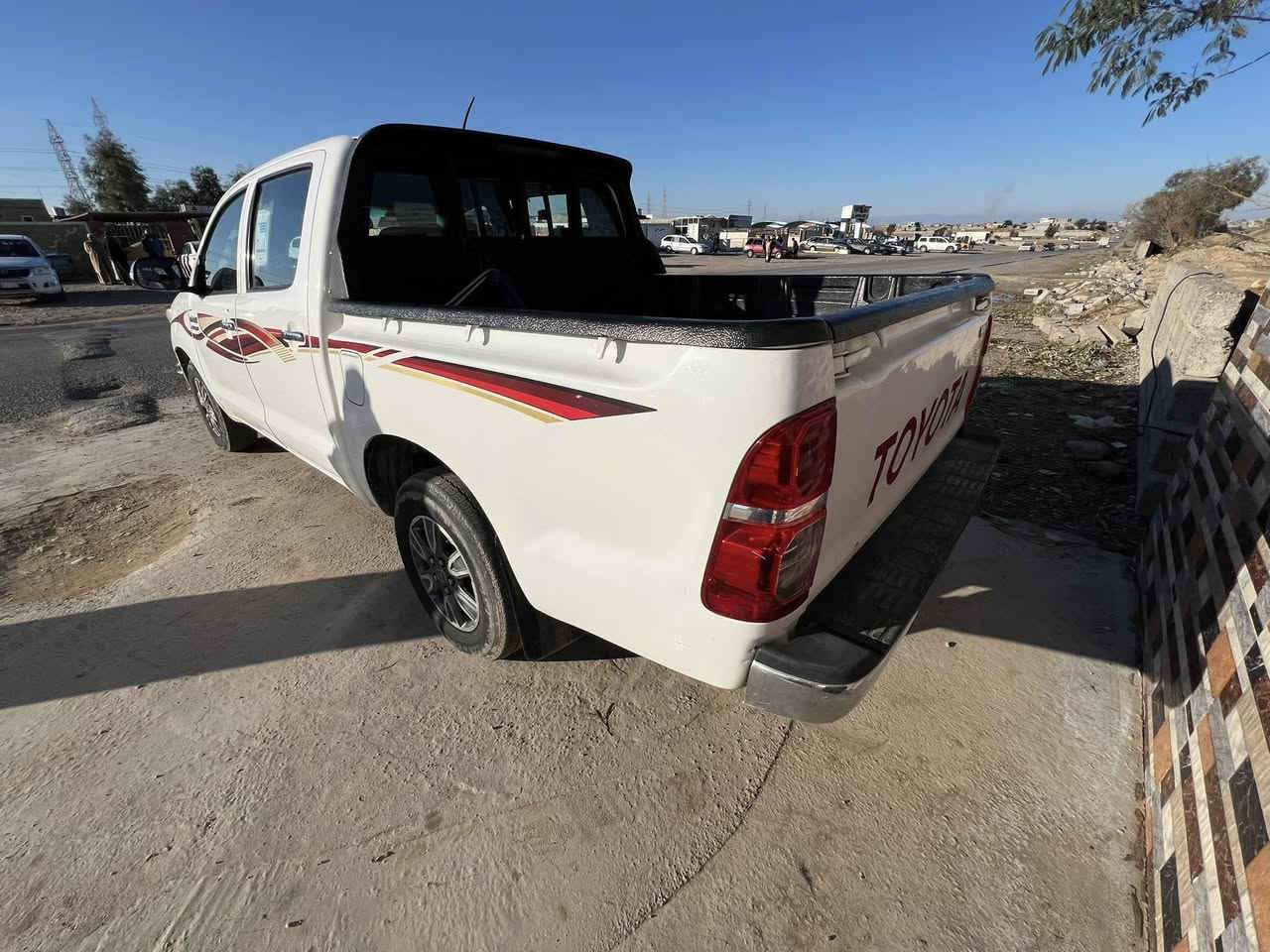 سلام عليكم 
بكم هايلوكس للبيع سعودي 
موديل 2014 كلين 
كير ومحرك شرط 
تواير وصدر جدد
السعر 200 وبيها مجال للطيبين 
الرقم ***********
