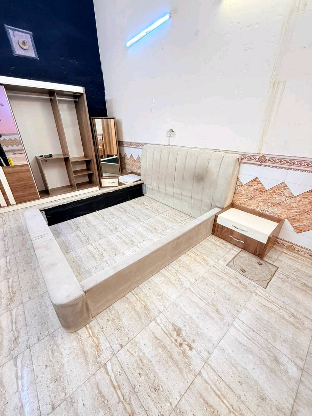 غرفة نوم تركي مستعمل 
تتكون من 👈 8 👈 قطع
نضافة 👈 90%💯🥰
السعر 👈550  فقط
مع نقل وشد داخل بغداد مجاني