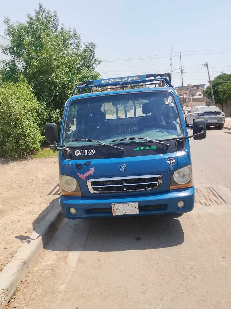 السلام عليكم كيا حمل للبيع موديل 2001
رقم بغداد تحويل ثاني يوم 
بيها سنوية ساقطة سنتين علينا 
رقم شاصي شعار 
كير مكينه اكسل شاصي مكفول
 تخم تاير جديد باتري جديد
كهربائيات كلها شغالة 
سيارة جاهزة 
السعر :٧٢ بيها مجال حگ جيتك 
مكان السيارة 
بغداد /بغداد الحديدة
للاستفسار الاتصال/***********
