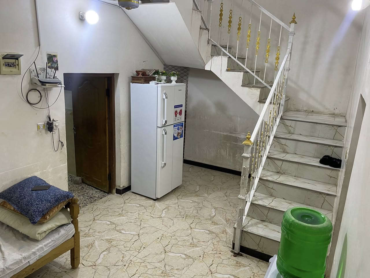 السلام عليكم …بيت للبيع بناء نظيف وجديد المساحه 120 متر يتكون من استقبال +مطبخ+غرفتين نوم+  صاله + خدمات صحيه فوگ  وجوة  وبسعر مناسب للاستفسار اكثر الاتصال على الرقم الآتي 
***********
