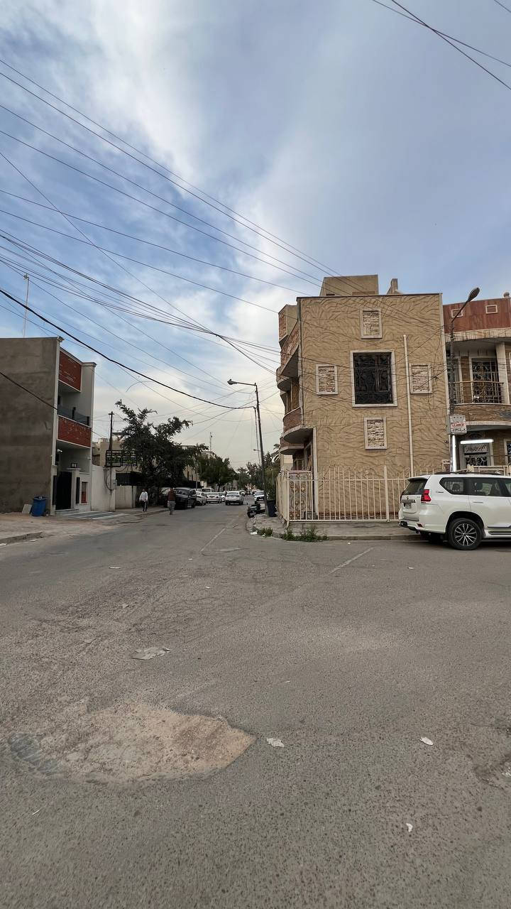 #مكتب_الودق_للعقار
دار للبيع ضباط القاهرة مساحة 90
 متر بناء حديث 2026
واجهة 5 متر 
نزال 18 متر 
يحتوي على صالة/مطبخ/خدمات/منور/3 غرف نوم 
***********
