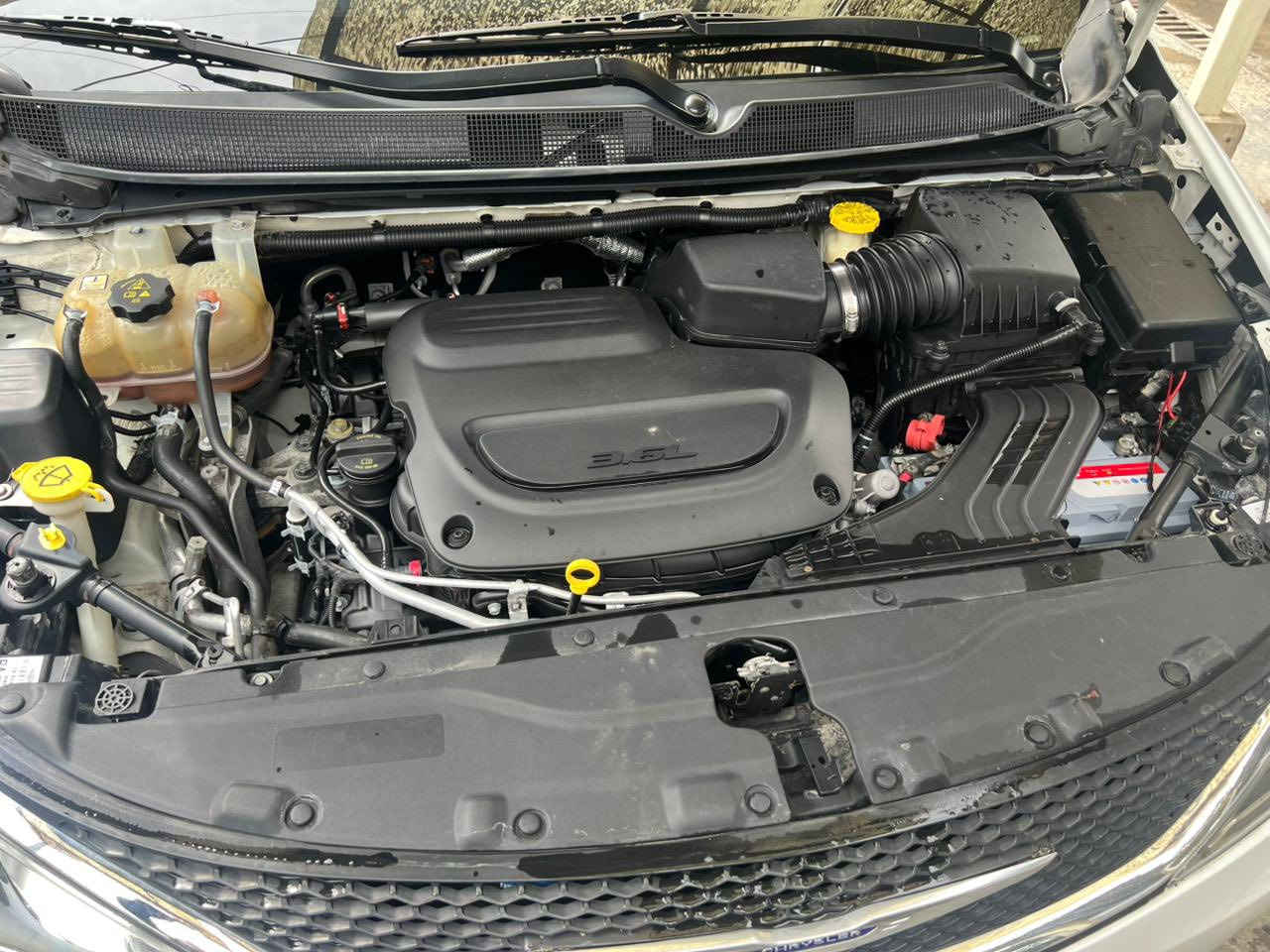 السلام عليكم 
باسيفكا ٢٠٢١ لوان ابيض مكينه سته سلندر ٣٦٠٠ 
حادثه جاملغ وبنيد صبغ فقط سياره حلوه تايريك البصره 
السعر ٢١،٥٠٠$ بيه مجال شرط تحويل مكان بغداد 
الجديده 
مكلف بالنشر خابرتتدلل
***********
