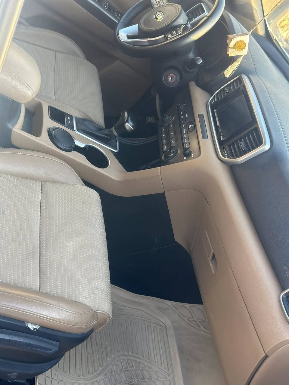 السلام عليكم 
سبورتج 
موديل 2020 
خليجي 
مكفوله كفاله عامه 
ماشيه 75 
شاشه اصليه كاربلي 
تخم تاير جديد 
ستيرن فول 
تبريد قطعتين 
رقم واسط بسمي تحويل مباشر 
سعر 210 وبيها مجال 
العنوان واسط مركز المدينه 
تلفون ***********
