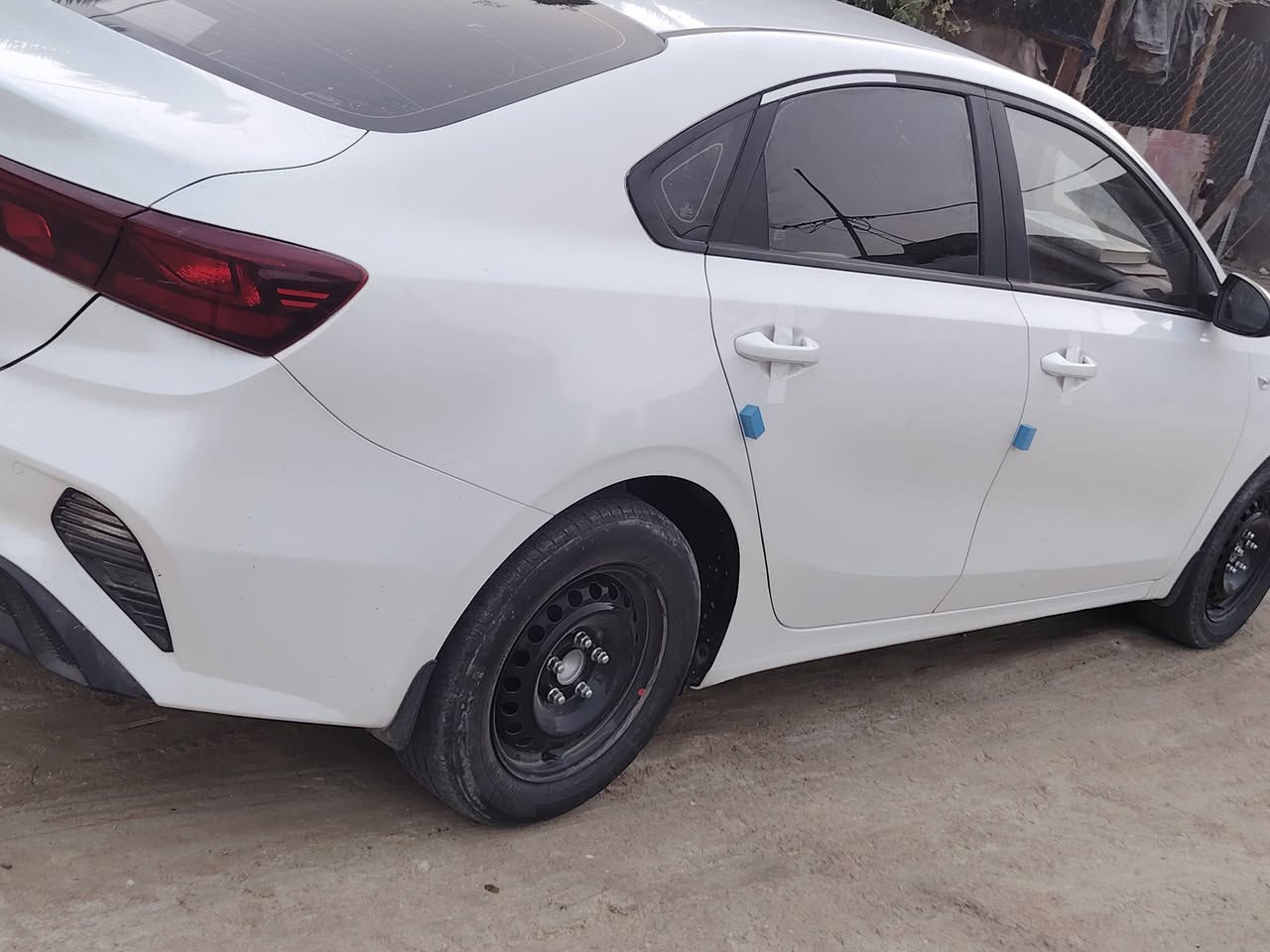 كياسيراتوا  موديل 2023
سياره نظيفه كلش ماشيه 35الف 
بدون ارقام  
السياره مامرقمه تترقم اي محافظه 
بيهه صبغ الباب خلف السايق والجاملغ 
السعر 150وبيهه مجال 
الاتصال ***********
