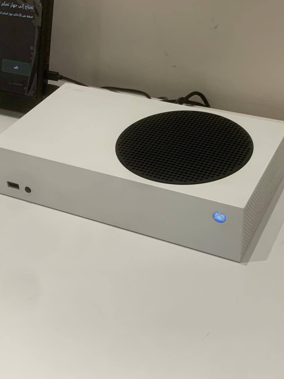 اكس بوكس سيريس اس سيت اب كامل
اكس بوكس سيريس اس 
انتاج 2023 
نظيف ما مفتوح ما بيه اي خلل او عيب 
مع الجوستك الاصلي 
ووياه شاشة محمولة متنقله 
السعر 350 الف ثنينهن 
عنواني واسط متوفر توصيل 
واتساب ***********
