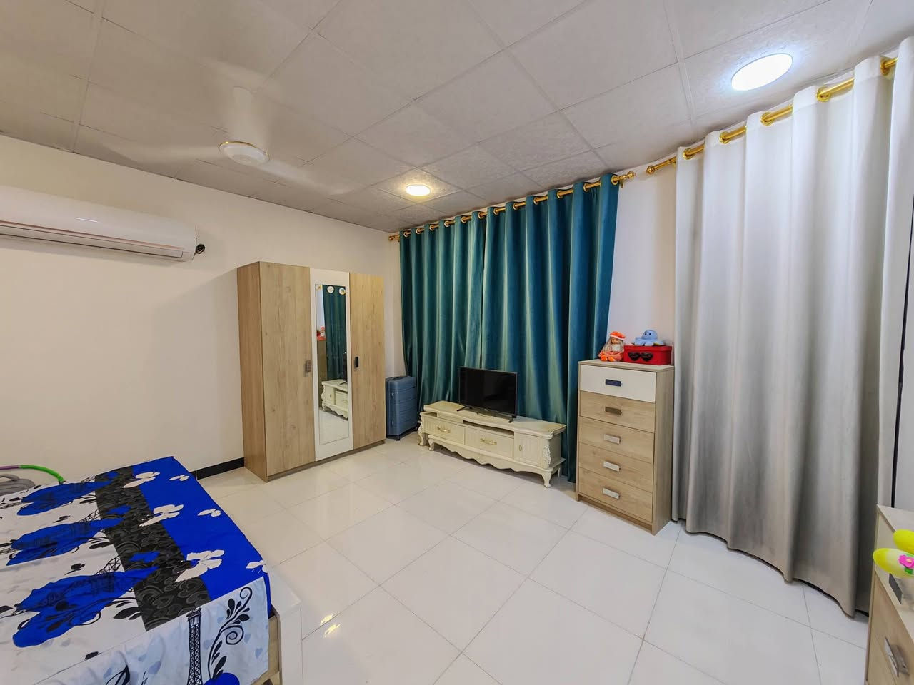 🏡 #للبيع #دار_سكني بموقع مميز وبسعر مناسب
📍 #الموقع: #شارع_80 خلف #نون_مول 
  
✨ #المواصفات:  
▫️ المساحة: 180 م²  (طابو زراعي سند 25) 
▫️ الدار ركن على شارعين 
▫️ بناء حديث 2024 
▫️ موقع مميز خلف التجاري  
▫️ تحتوي المنطقة على كافة الخدمات ماء وكهرباء ومجاري وتبليط 
..........
🔹 الطابق الأرضي:
- مطبخ بارد كبير 
-مطبح حار منفصل 
- هول واسع ومنفصل 
- استقبال منفصل 
- غرفة نوم كبيرة 
- صحيات عدد 2 (للضيوف والخدمة)  
- منور واسع 
- كراج سيارة 

🔹 *الطابق العلوي:
- غرفة نوم  ماستر (تحتوي على صحيات)
- غرفة نوم 
- هول كبير 
---------------------------------
📞 للاستفسار والمعاينة: 
الاتصال على الارقام :
***********☎️ واتساب    
او مراجعة المكتب 
الحلة _ الكرامة الشارع المشجر مجاور اسواق المطار 1 
--------------------------------
✅ نستقبل جميع عروضكم السكنية 🏠 والتجارية 🏡 بكافة مناطق الحلة 
……………………………
