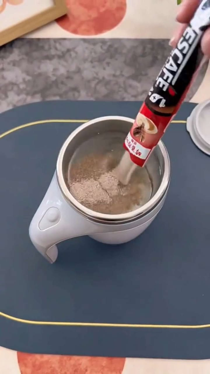 عروض عروض رأس السنه 😍

متوفر بي لونين الأبيض والجوزي 

الاستخدامات

خلط القهوة والنسكافيه والكابتشينو والكاكاو والحليب بسرعة وبدون ملعقة

إذابة السكر والعسل والمبيض ومساحيق البروتين والمكملات

مزج الأدوية السائلة الخفيفة أو المشروبات الباردةالدافئة في المنزل أو المكتب

مناسب للاستخدام اليومي والسفر وخيار عملي لمن لا يرغب بالاتساخ بالأدوات

المميزات

سعة 380 مل موضحة على العبوة

بطانة من الستانلس ستيل الغذائي SUS304 سهلة التنظيف ولا تحتفظ بالروائح

تقليب مغناطيسي تلقائي: ضغطة زر على المقبض تولِّد دوّامة تقليب متجانسة خلال ثوانٍ

محرّك داخلي يعمل ببطاريتين AAA (No.7) – اقتصادية وسهلة الاستبدال

غطاء محكم مع حلقة مطاطية للحد من الانسكاب وحفظ الحرارة لفترة أفضل

قضيب تقليب مغناطيسي منفصل (البيضة البيضاء) يُزال ويُغسل بسهولة

جسم خارجي مريح بمقبض واسع، وتصميم بسيط متين للاستخدام اليومي

مواصفات تقنية

السعة: ≈380 ml

مصدر الطاقة: بطاريتان AAA (غير مرفقة)

البطانة الداخلية: Stainless Steel SUS304

التشغيل: زر واحد للتقليب التلقائي

بلد المنشأ: الصين

قطر الكوب 9 سم

ارتفاع الكوب 13 سم

التوصيل بغداد 3 الاف باقي المحافظات 5 الاف

السعر: تواصلو مع ***********
