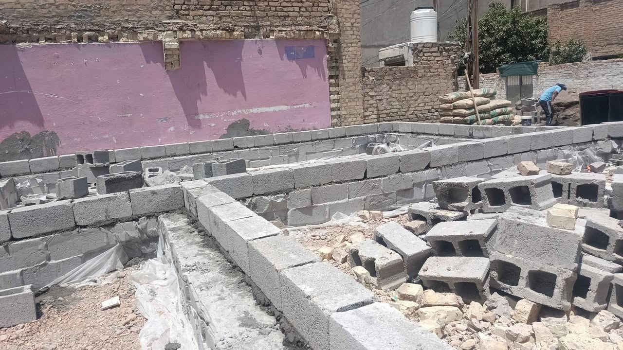 شركه يقين سعر المتر بناء
350 بناء بلوك نقد 
400بناء بلوك قسط 
450 بناء طابوق احمر نقد 
500بناء طابوق  احمر قسط 
400بناء طابوق اصفر نقد
450 بناء طابوق اصفر قسط 
مواصفات درجة أولى 
المقدمة نصف المبلغ 
والنصف الثاني يقسم على 36 شهر
يتم حساب  مساحة البناء حسب الخريطة
مواصفات البناء 
1.تسليح الأساس شيش 16ملم وصب سمنت مقاوم 
2.الكهرباء أسلاك سعودي او اردني والمجاري الشريف المصري او البركة 
3.الارضية بورسلين والجدران للصحيات سيراميك 
4. الابواب الداخلية تركي والاستقبال والمطبخ قاصة
5. ⁠الشبابيك بي في سي 
6. ⁠لبخ الخارج سمنت والداخل جص وبورك 
7. ⁠الواجهة لبخ وتطعيم وصبغ
8. ⁠تجهيز سخان وماطور ماء وخزان ماء‏‪((‏‪***********‬‏ يوجد وتساب
