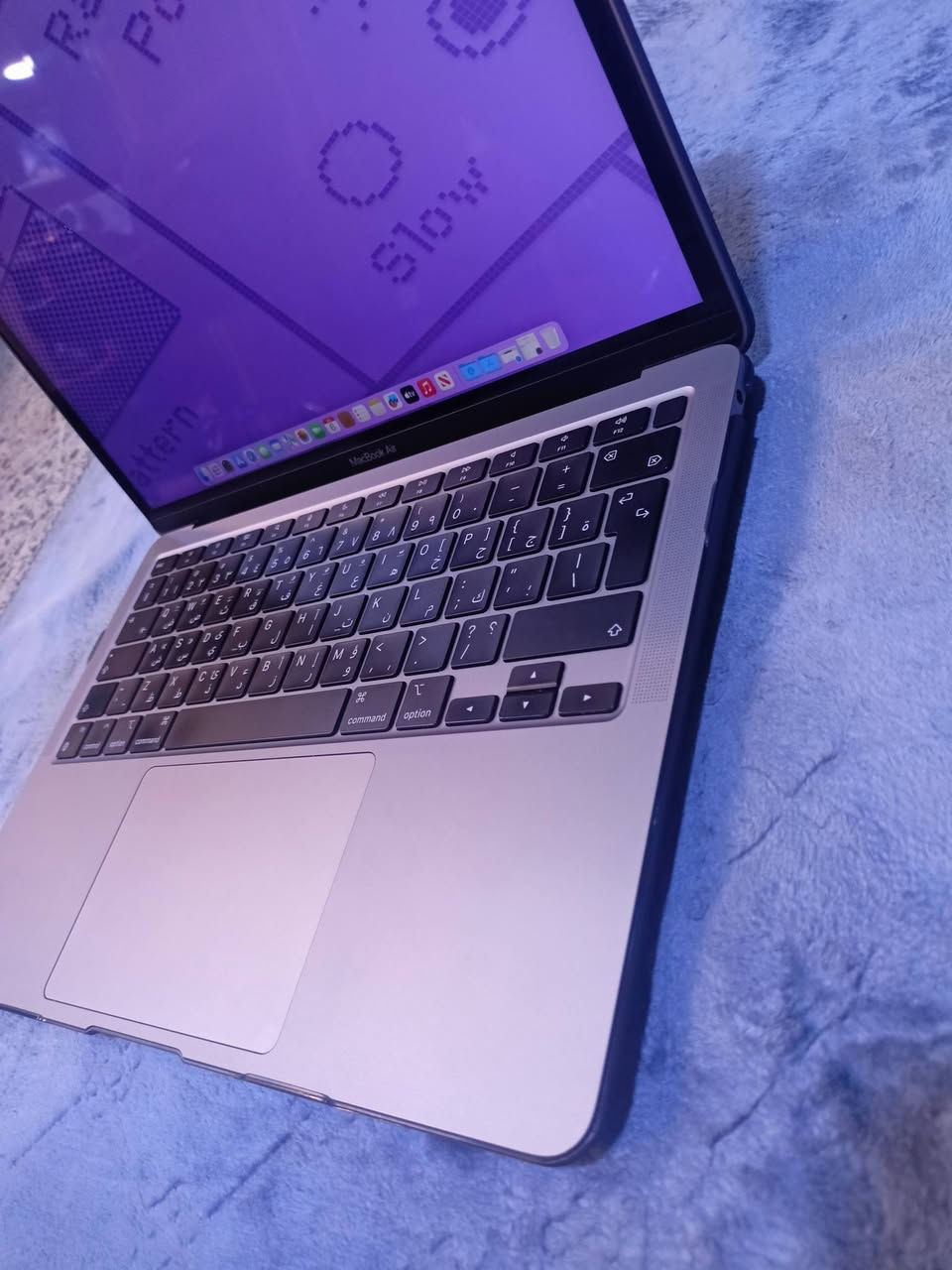 ماك بوك اير      MacBook air M1

Ram 8
SSD 256

صحة البطارية 97
عدد دورات الشحن 76

الجهاز مع الكارتون والشاحن الاصلي ..

كڤر حماية مع الجهاز ......

الجهاز بحالة جيدة جدا....

 فيه طخة صغيرة وماماثرة على شكلو الجمالي اووكفاءة الجهاز.. موجودة في الصور وموضحة بشكل جيد ....

السعر 875 الف مع التوصيل ..


**إذا كنت صاحب هذا الإعلان وتريد حذفه لأي سبب، رجاءا أرسل رسالة إلى الدعم الفني**