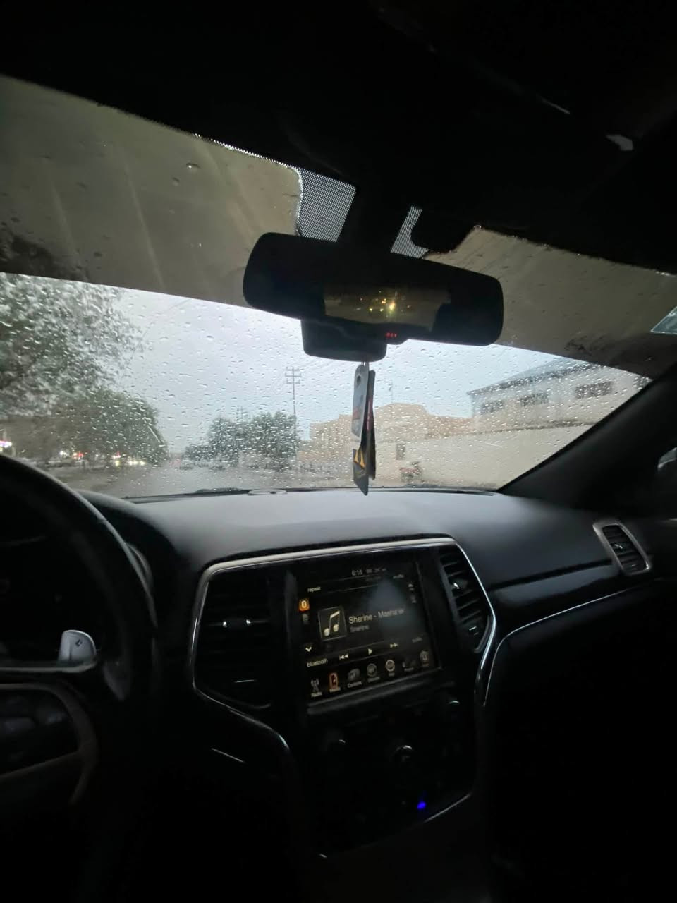 السلام عليكم 
اقرة المنشور زين قبل ما تخابرني
للبيع او المراوس حسب القناعة
جيب كراند شيروكي 
موديل ٢٠١٥ سيارة فول 
ماشية ٢٠٠ الف كيلو 
عليها ادامة كاملة 
ومعروفة مواصفات الكراند شيروكي 
ميحتاج اعددهن 
محدث بجم مال ٢١ بنيد مال اس 
ولايتات لد كذلك 
ويل كب SRT حجم ١٩ 
سبويلر اسود + جناح خلفي 
كير جديد ومكينه مبدلها جديد
مال ٢١ وبدلت بساتم مال ٢٠١٤
يعني انسة شي اسمة دوانز 
تبريد قطعتين ثلج
سيارة حادثها جاملغ امامي اليسار وبنيد 
 وجاملغ خلفي جهة اليمين 
تصليح الجاملغ الخلفي مو حلو 
بيها كم قطعه صبغ بدون دواخل نهائيا 
ابيعلك حزام مع العلم هي مو حزام بس حته اخلص 
من الاسئلة والحجي حشاكم مال الغشمة
السيارة جاهزة والحمد لله مناقصها شي 
رقم بغداد الدولي جديد
السعر ١٧٠ وبيها مجال 
عنوان بغداد للاستفسار 
***********
