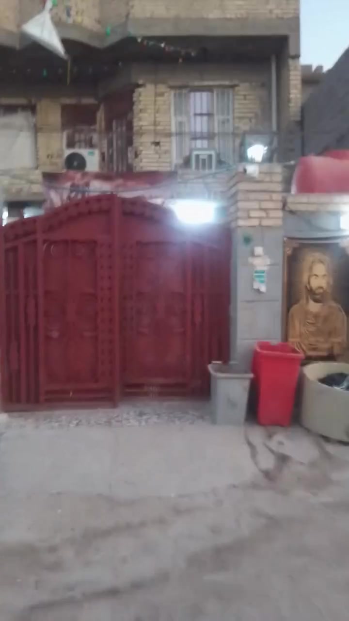 السلام عليكم بيت للبيع في مجمع فدك المعسكر المشتل  يحتوي البيت 6 غرف نوم  غرفه  غير مكتمله و الغرف كما موضح في الفديو كبيره وباقي الغرف موضح في الفديو يحتوي على 3 صحيات ثنثن طابق الاول واحد في طابق الثاني  ماء خطين كهرباء مجاري مساحه البيت 210نزال 20 البيت صالح لسكن ميحتاج اذب اي شي عليه جيب غراضك وسكن  للتصال 
***********
***********
***********

