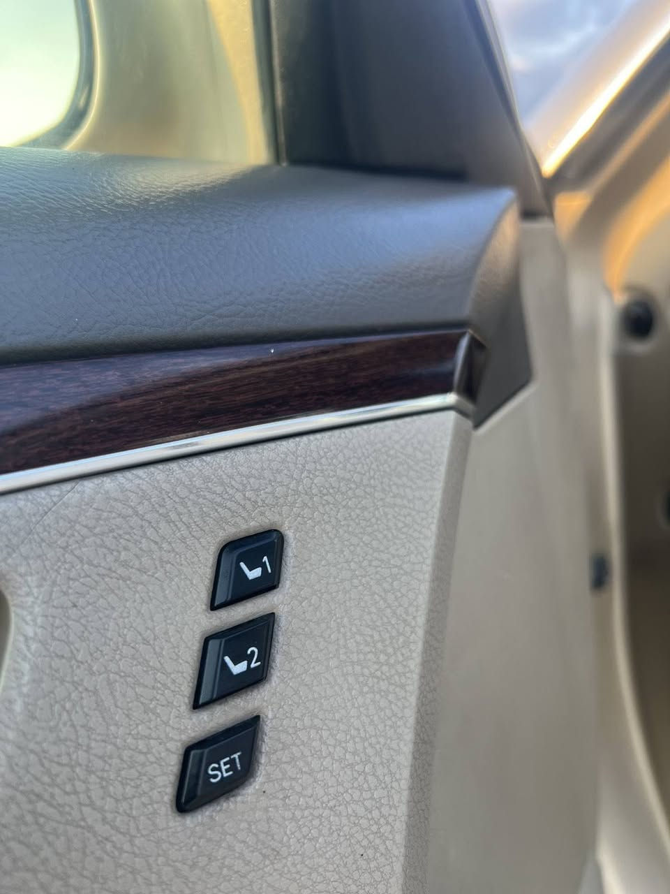 ‏Toyota avalon2010 خليجى limited📦🪬
🔸کۆشین ساردو گەرم 
🔸کوشین کارەبای سی مۆد خەزن
سیارە دوبی براوەی  لێزەرە✈️ 
🔸گيرومه كينه و ته بريد به شه رت 
🔸مه كينه ى به شه رت  دوکەڵ و بوخار 
🔸سەوتی دیجتەل بەشەرتە  تازە پێش پشتی توند کارە
هه موو گيانى كه پسه سه ياره كه 
پشت و پيشى كه پسه بى ئرباك 
سەقفی لەسەر کاڵبونەوە پەمپ کراوەتەوە بێ زەربەیە  
چوارتايه و ويلى لوكى له ژيره 
سه ياره كه به س ماشاءالله ى ده وى 
نرخ :   58 گەڵا و کەمیک مەجال
شوێن :   سەنگەسەر --  رانیە سەیارەکەکۆدی هەیە 
تکایە گەر مشتەری تیل بکە ***********   ڤایبەر ☎️ واتسئەپ.
