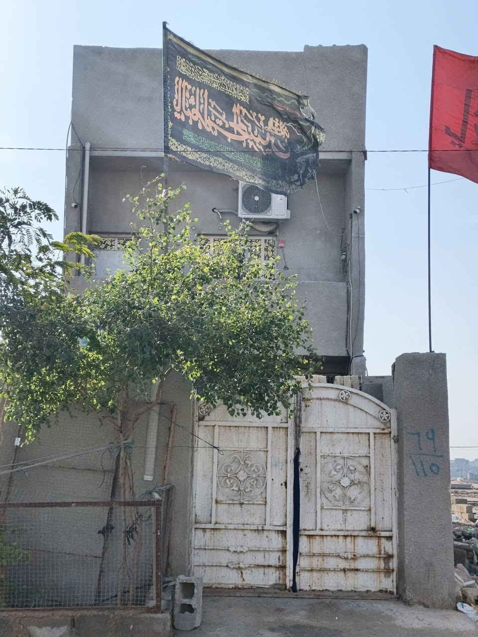 يالله سلام عليكم بيت للبيع مساحتة 125 واجه خمسه او نزل 25 بيت نضيف او حلو او كامل او جاهز من كولشي تجي وتشوف وبخدمتك البيت عل شارع شارعه 15 متر او تبليط او كوله كامله خدمات العنوان الحميدية شارع سيد عوده قرب ملعب علاوي مردونه 
الهاتف *********** موجود واتساب
