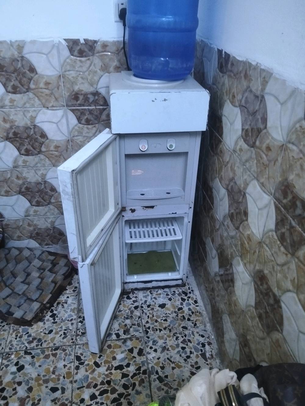 السلام عليكم أغراض مستعملة للبيع مستعجلة على بيعهم لأنني أريد اسافر وسعرهم جد مناسب موقع بغداد كريعات  كويتي  للتواصل على رقم 
7806435815
الأغراض كلها شغالة زين لو بيها أي عطل، صوت، ضعف تبريد/عصر، أو أي صيانة سابقة؟: 
غسالة فيها عطل بسيط
شنو السعر لكل غرض لو تريدهن دفعة وحدة؟ وهل السعر قابل للتفاوض؟: 
تلاجة حجم كبير تجميد حلو طباخ و براد كونتر تلات قطع حجم متر تخم عشر مقاعد وضرر واضح في صورة غرفة نوم تركي  ترباية و كنتور كبير سلايت كوميدي اتنين طابلات أربعة  وحدة كبيرة و تلاته صغار نفس نوع طبلات اتنين صغار دائرين الكل بسعر جد مناسب 850 وفي مجال
وين المكان بالضبط ببغداد حتى اللي يريد يجي يفحص ويشوفهن؟: 
بغداد كريعات الكويتي
تريد البيع مع الملحقات كلها لو أكو شي ناقص مثل الأدراج، الرفوف، الخراطيم، أو الغطا؟: 
بردايات أربعة 