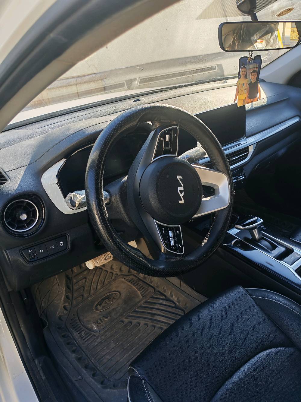 للبيع سيارة كيا K3 موديل حديث بلون أبيض جميل. السيارة نظيفة جداً من الداخل والخارج، وتتميز بمقاعد جلدية فاخرة، مع شاشة تحكم مركزية عصرية وهيكل خارجي بحالة ممتازة. للاستفسار أو التفاصيل الإضافية، يرجى التواصل معي.