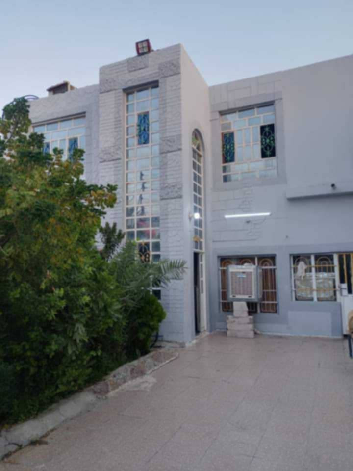 سلام عليكم 
دار للبيع المساحة 200 م قطاع 23 حي ميسان شارع 12 متر قرب شارع الجامع 
الدار طابقين مسلح كونكريت 
الطابق الأول غرفة واستقبال وصاله ومطبخ وحديقة وحمامات خارجية وداخلية وكراج سيارة 
الطابق الثاني اربع غرف نوم وصالة 
السعر 200 مليون دينار 
 ملاحضه البيت مامصور كامل اكو بعد غرف *********** ابو رياض
