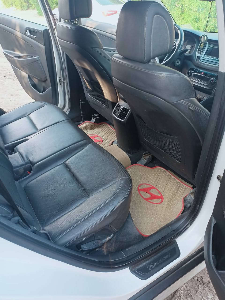 السلام عليكم
توسان ٢٠١٧ وارد امريكي حادثها چاملغ وبنيد
رقم واسط بااسمي شخصياً 
فول مواصفات عدى البصمه
مكينة ١٦٠٠ تيربو
مكينة گير حدادية تبريد خير من الله 
تايرات جدد باتري نضيف
السعر المطلوب ١٤٥
مكان السيارة الديوانية قضاء سومر 
للاستفسار 
***********
***********
