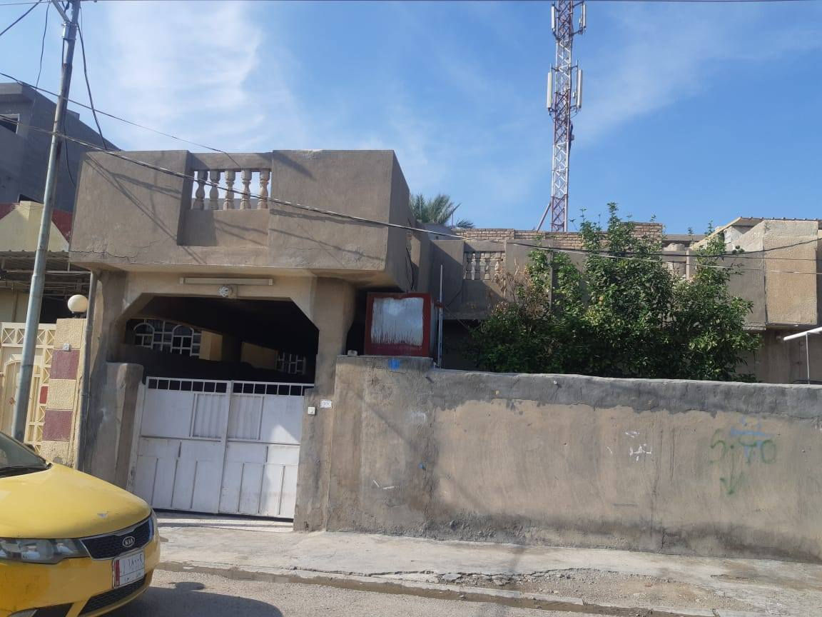 للبيع بيت يقع خلف المعهد التقني حي التحرير المساحه ٢٠٠م تفاصيل ٣غرف نوم واستقبال وهول ومطبخ كبير وحديقه صغيره وكراج وكلدور صغير  للاستفسار ***********
