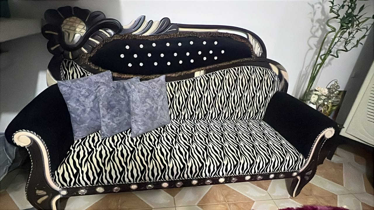 تخم للبيع سعره الاصلي ١٧٥٠ متوازية على بيعته لان عندي انتقال من البيت يحتوي ايضا على كرسي زاوية 
/// ايضا كرسي هزاز مال طفل ابد ما مستعمل مجرد مشدود جان مفصخ بالكارتونة وشديته سعره وية التوصيل صار علية ب٧٠ قيمو واخذو 
للتواصل *********** بغداد حي القاهرة منطقة الدلفية
