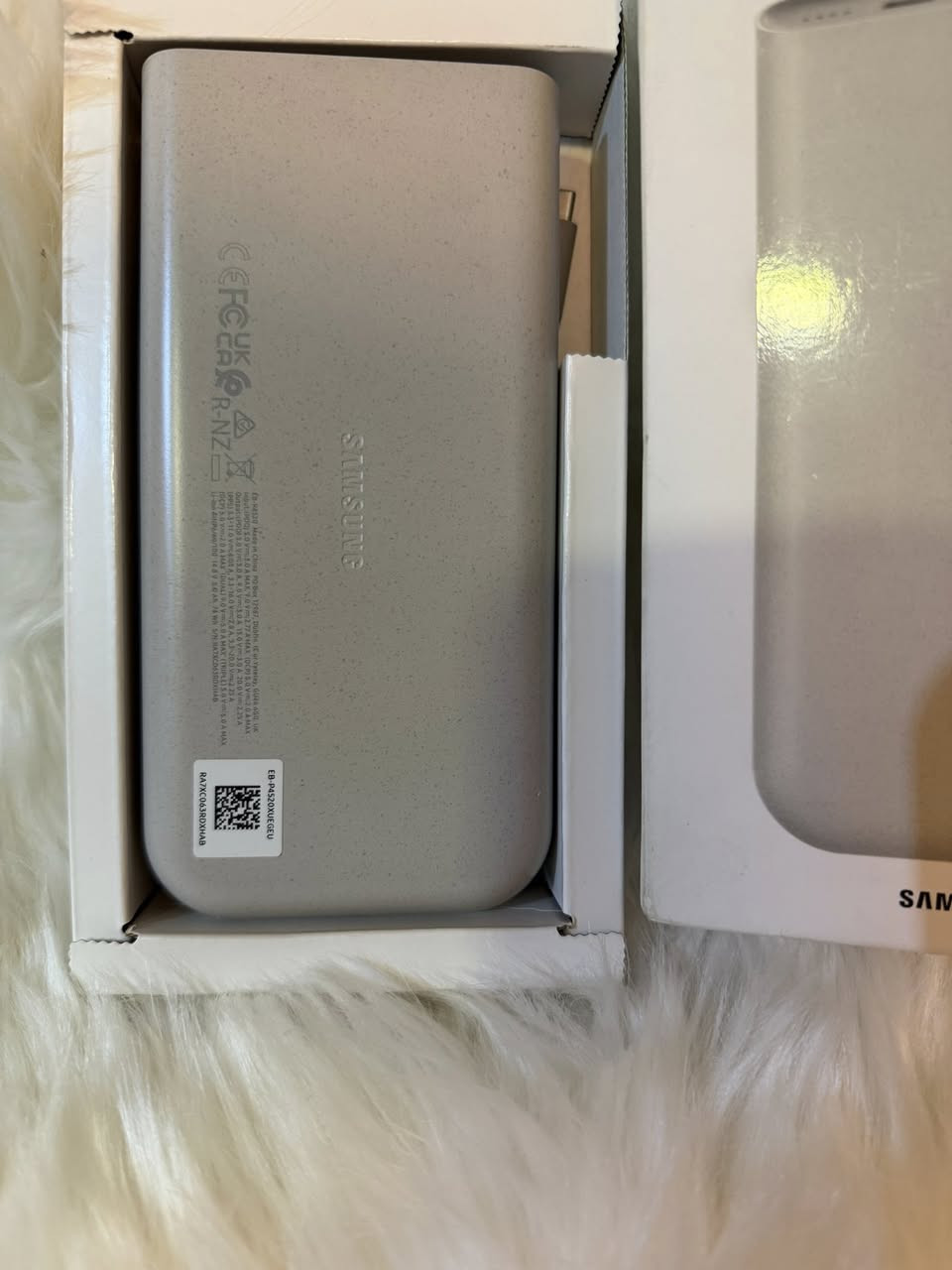 � باور بانك Samsung 20,000mAh Battery Pack – شحن فائق السرعة 45 واط

⚡ لا تخلي بطاريتك تخلص بعد اليوم!
باور بانك سامسونج الأصلي بسعة 20,000 مللي أمبير يدعم Super Fast Charging 2.0 بقدرة 45W 🚀

✨ المميزات:

🔹 يشحن الموبايل بسرعة فائقة
🔹 يشحن أجهزة متعددة بنفس الوقت (3 منافذ USB-C)
🔹 يدعم PD Power Delivery
🔹 مناسب للهواتف، التابلت، وحتى اللابتوبات الداعمة لـ 45W
🔹 مصنوع من مواد معاد تدويرها ♻️
🔹 كيبل تايب سي مرفق داخل العل


**إذا كنت صاحب هذا الإعلان وتريد حذفه لأي سبب، رجاءا أرسل رسالة إلى الدعم الفني**