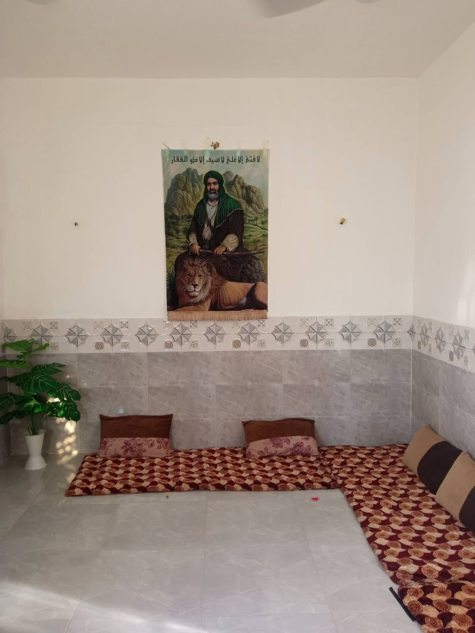السلام عليكم بيت للبيع موقع محيزم شارع 100 مقابل الصعده مال الرواىي يم الاستداره مساحه البيت 100 متر مربع ركن واجه 10 نزال 10 طابو زراعي سند 25 خدمات كامله عرض الشارع 10 متر طابق واحد بي نقص البيتونه والصطح فقط بيت جديد 

الاستفسار.  ***********
