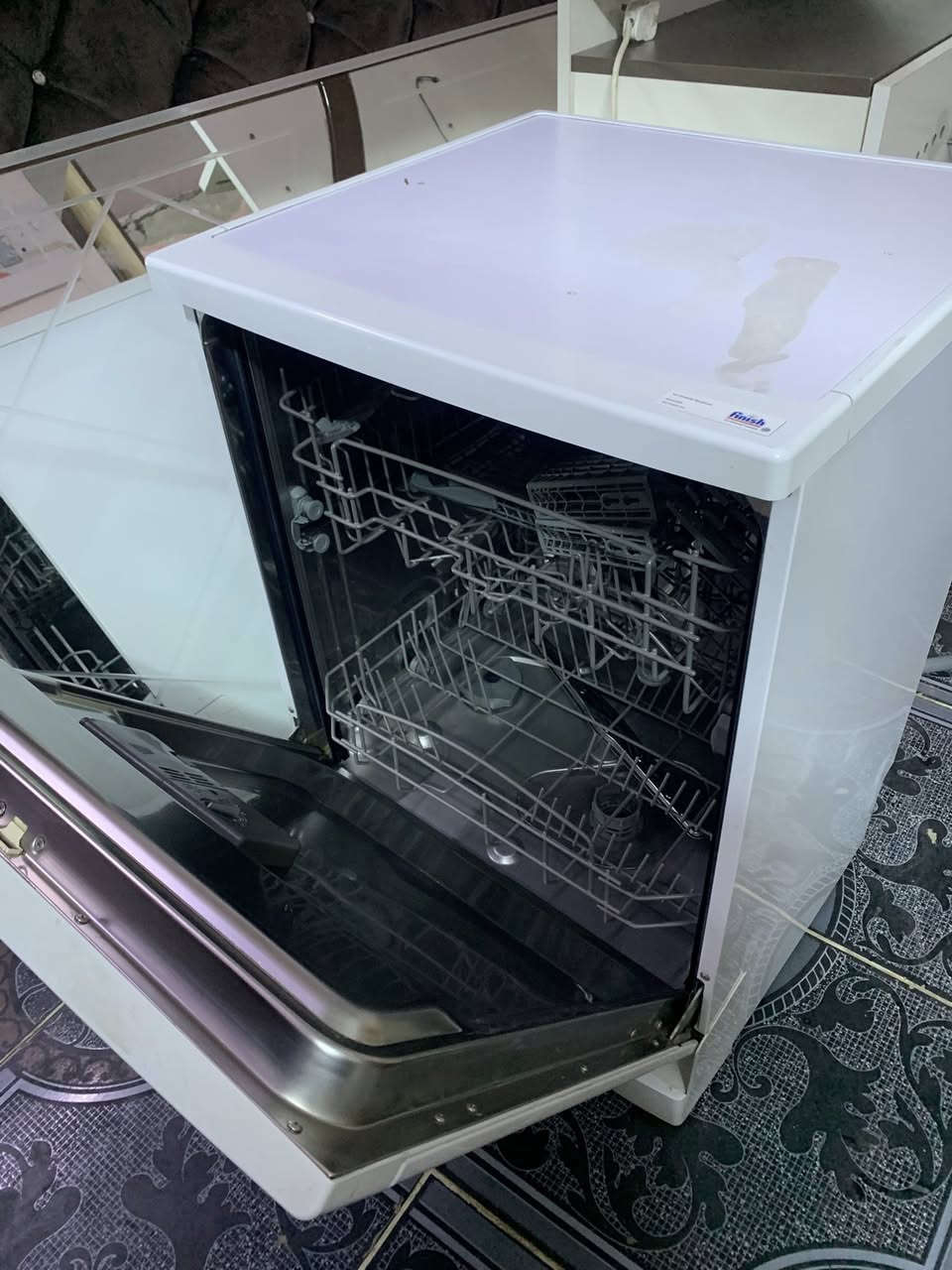 غساله مواعين. تشتغل بس بيها خلل مترش من فوك فقط. السعر ٦٠  عله وضعها ***********
