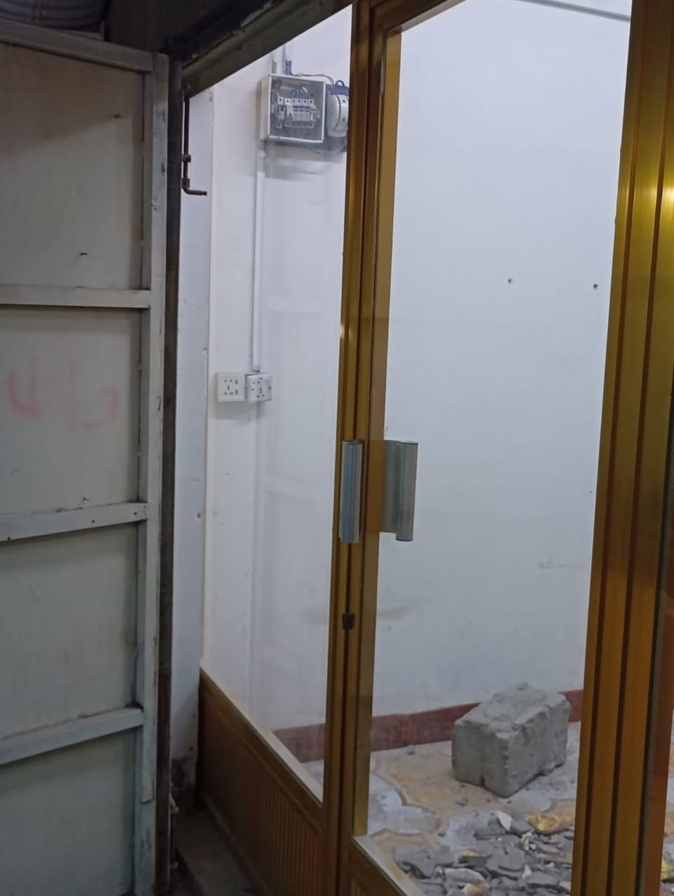 جام خانه للبيع جديده عرض3 متر رتفاع 2ونص مكان بصره اول لاين***********￼
