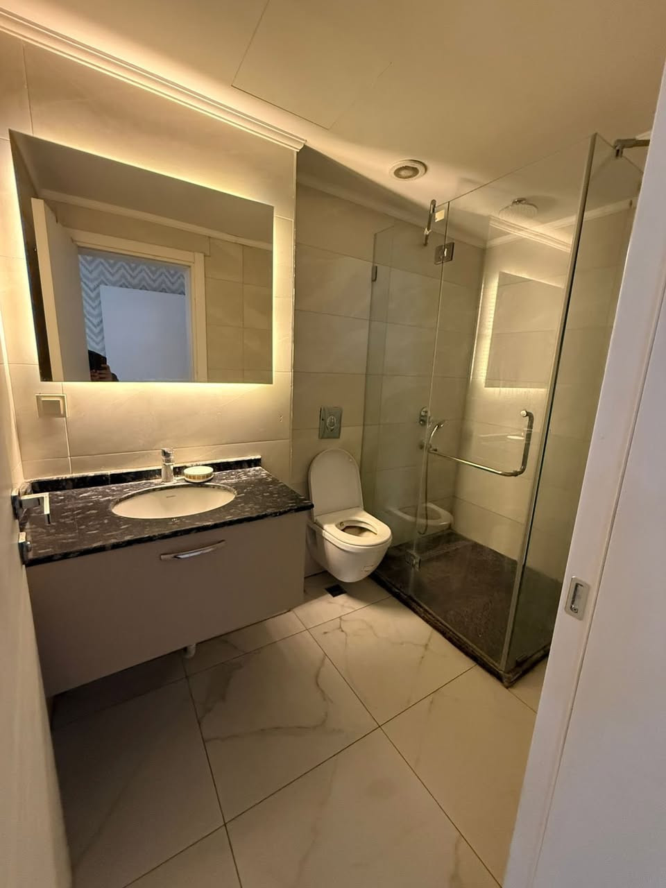 للبيع او للايجار
-شقة مؤثثvip
استثماريه 
-زيرو

في أربيل
مجمع لالاف افينو 

 مساحة 145 

يتكون من
- غرف نوم 3
-صالة 
- صحيات 
- مطبخ
- طابق  11
- واجهة خارجي 
- 
- ⁠للأستفسار أكثر يمكنكم التواصل معنا عبر الواتس آب 
- ***********
- ⁠***********
