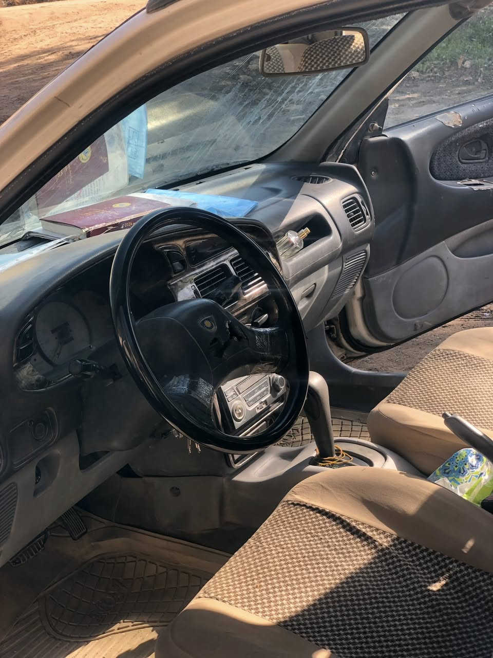 بروتون ٢٠٠٤صنع ماليزي
الكير:اتوماتيك بحاله جيده 
المكينه :بحاله جيده (كابريتر)
تدفئه وتبريد كلشي شغال بس ليك بي تبريد 
الحادث:مكفوله تكم ولغود وشواصي شركه بعده فقط صبغته تعبانه ودعاميات ايضا 
الداخل :جيد جدا 
كهربائيات كله شغاله كيجات 
الرقم بغداد دولي باسمي هزه جديده تحويل مباشر 
المكان ؛كربلاء 
السعر٣٣
للتواصل ***********
