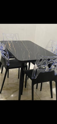 ميز طعام • شبه جديد • تموز