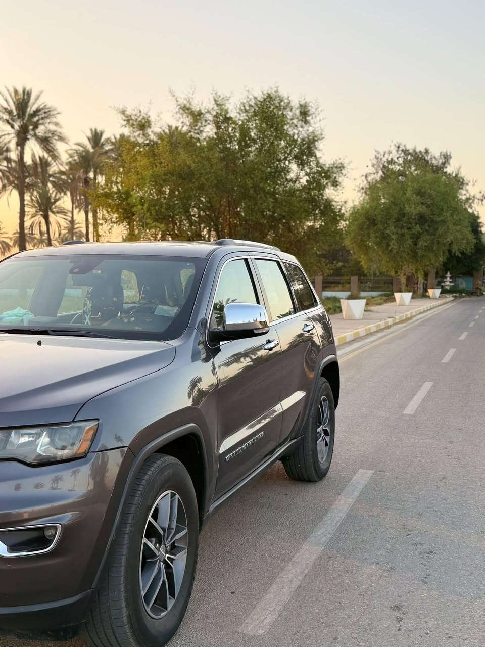 :الاسم جيب جراند شيروكي ليمتد 2017
• الجيل: WK2
• نظام الدفع: 4x4 (أو 2x4 حسب التجهيز)
• ناقل الحركة: أوتوماتيك 8 سرعات (ZF)
• عدد المقاعد: 5
• خزان الوقود: 93.5 لتر
                                                    Pentastar V6 لتر 3.6
• 295 حصان
• 353 نيوتن.متر
• مقاعد جلد كهربائية مع تدفئة  
• شاشة وسطية Uconnect مقاس 8.4 بوصة
• كاميرا خلفية
• حساسات أمامية وخلفية
• تشغيل بصمة (زر تشغيل)
• دخول ذكي بدون مفتاح
• مثبت سرعة
• مكيف ثنائي المناطق
• مرايا كهربائية 
• فتحة سقف 

                                                                              ABS.  
(مانع الانزلاق E
                                                          Traction Control
                                                          Hill Start Assist)       مساعد صعود المرتفعات •
• مساعد نزول المنحدرات ( 4x4)

السعر 155بيه مجال
***********اتصال وتساب موجود

