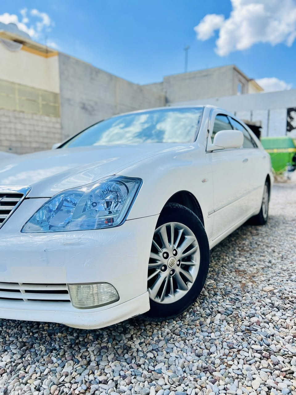 بەناوی خوا شاینە مووس١٨٠
بچوک بەبچوکی کەم بەنزین خؤر
بئ بۆیاخی ئەوروپاو عیراقیش
شاشە و کامیرە و حاسە
ناوزەرد دەشتو ناوی لۆک📦
دوو دوگمە ویل نەوتی.
شوین کەلار 
***********
