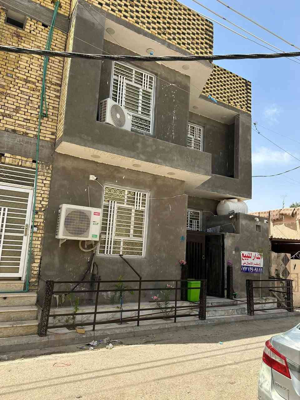 السلام عليكم 
بيت طابقين طابو صرف بسمي المساحه 100م الذياب الارضي استقبال صحيات خارجيه مطبخ صاله غرفه كبيره صحيات داخليه ومنور الطابق الاول غرف عدد 3 صاله صحيات بناء حديث صطح شتايكر شغل درجه اولى شرط موب البيت ناصريه الاسكان الصناعي شارع الجامع فرع اسواق العصمي للأستفسار ***********
