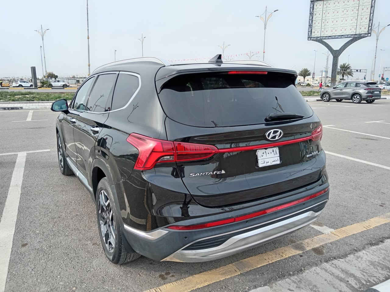 السلام عليكم للبيع 
للبيع | هيونداي سنتافي 2023 هايبرد
اللون اسود

وارد امريكي ضرر السياره جاملخ امامي والباب 

المواصفات:فول 1/1
 .  بنرامه
 • بصمة تشغيل + نظام ترحيب بالأبواب
 • رادار + تحديد المسار
 • تدفئة الكشنات
 • صندوق خلفي كهربائي
 • نقاط عمياء + نظام الخروج عن المسار
 • أوضاع قيادة: Sport / Eco / Smart / Snow
 • دفع رباعي HTRAC
 • كير دكم + هاند بريك بصمة
 • أوتو هولد + أوتو ستوب
 • مساعد نزول منحدرات
 • شاحن لاسلكي

حجم المحرك 1600هايبرد
السياره ماشيه 40012mi
صورت الحادث موجوده بلمنشور
السعر: 210وبيه مجال
العنوان: كربلاء المقدسه
رقم الهاتف:***********
***********
