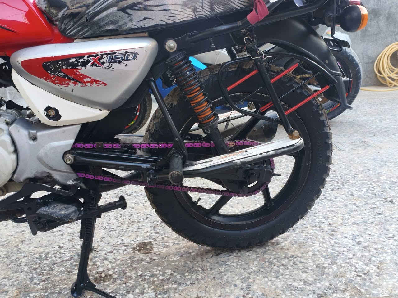 السلام عليكم 
شباب بوكسر موديل 2022 مرقم بغداد دراجة مجفتة يم ليث سوري بـحي الجامعة شغل درجة اولى دراجة خير من الله ومتوكفك بشارع فقط كلجات شوية تعبانة وخربطة كابريتر يرادلة تنضيف غير هذا مابيهة تايرات امامي خلفي جديد زنجيل جديد بكرات جديدة دوشمة جديدة ودرجة اولى تجي تشغل وتطلع لشغل دراجة سعرهة 2.000.000 مليونين مكاني ابو غريب الزيتون 
متواجد فيس واتساب وخط ***********
