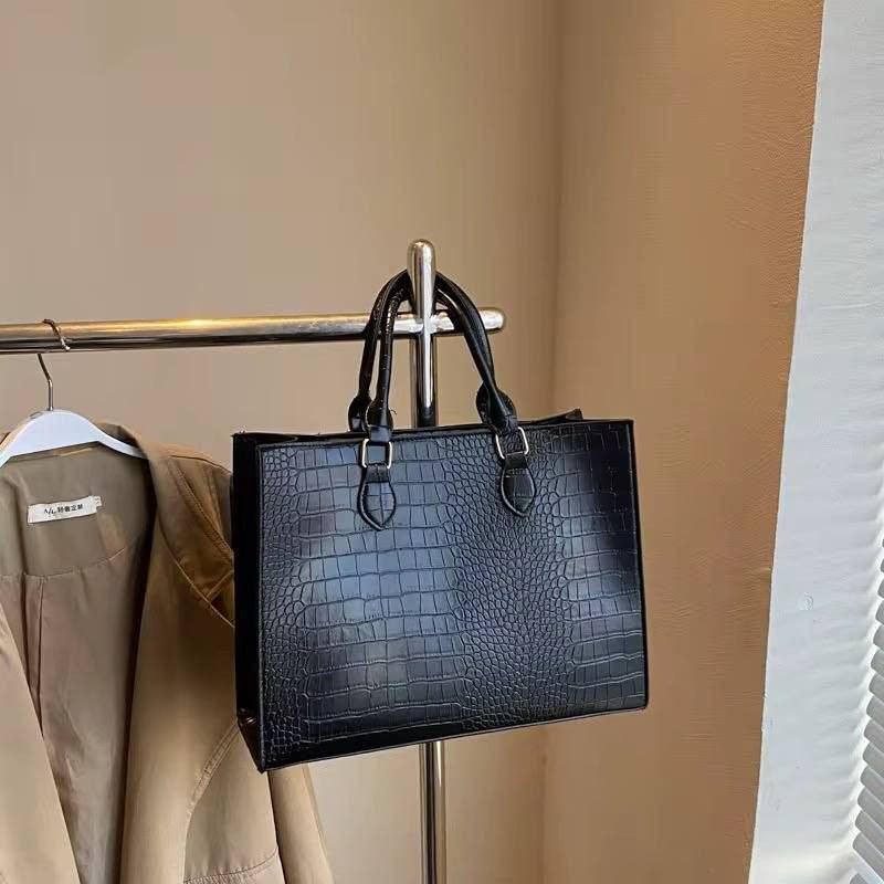 حقيبه  نسائية أنيقة خامة جلد بنقشة فاخرة ✨
متوفرة بعدة ألوان جذابة تناسب جميع الأذواق:
البني، الزهري، الأسود، والأحمر.
مناسبة جداً للمحلات وأصحاب البزونات والبيع المفرد والجملة.
تصميم راقٍ، حجم عملي، وشكل مرتب يلفت نظر الزبونة بسرعة 💼👜
سعر الدرزن فقط 80 الف
مخازن بغداد


**إذا كنت صاحب هذا الإعلان وتريد حذفه لأي سبب، رجاءا أرسل رسالة إلى الدعم الفني**