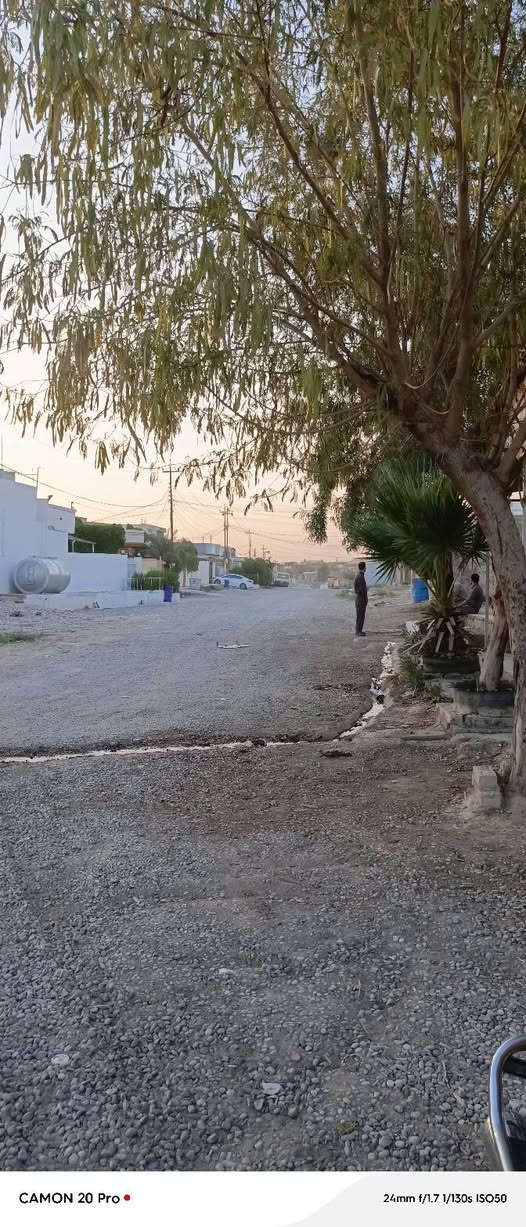 *🏡 للبيع بيت رقم بلدية موقع قرب ساحة هاوكاري
السلام عليكم
بيت مستقل للبيع بموقع كلش حلو وهادئ قرب ساحة هاوكاري وجامع نجاة، منطقة خدماتها فول.
مواصفات البيت:
فرع كبير حوالي 20متر
المساحة: الواجهة 10م × النزال 26م = 260م²
ملاحظة: تكدر تتقدم 4 أمتار بعد
*: غرفتين نوم + استقبال + هول + صحيات  +غرفة فوق مع بيتونه
حديقة جميلة مرتبة
:
البيت بناء حلو وكامل الخدمات ماء + كهرباء
الموقع: قريب على جامع نجاة وساحة هاوكاري،
السعر: عند الاتصال للشراي الجاد وبيه مجال
للاستفسار: *********** واتساب متوفر

---
🏡 خانوو بۆ فرۆشتن لە نزیک ساحەی هاوکاری - دوو خورماتوو
سڵاو و ڕێز
خانوویەکی سەربەخۆ بۆ فرۆشتن لە شوێنێکی زۆر باش و ئارام لە نزیک ساحەی هاوکاری و مزگەوتی نەجات، ناوچەی خزمەتگوزاری تەواو.
تایبەتمەندییەکانی خانوو:
کۆڵان: کۆڵانێکی گەورە نزیکەی 20م
ڕووبەر: پانی 10م × درێژی 26م = 260م²
تێبینی: دەتوانرێت 4 مەتر بێیتە پێشەوە زیاتر
نهۆمی خوارەوە: 2 ژووری نوستن + هۆڵی میوان + هۆڵ + تەوالێت و گەرماو
نهۆمی سەرەوە: ژوورێک + بيتونة
باخچەیەکی جوان و ڕێکخراو
بینای خانووەکە جوانە و هەموو خزمەتگوزارییەکی هەیە: ئاو + کارەبا
شوێن: نزیکە لە مزگەوتی نەجات و ساحەی هاوکاری،
نرخ: بۆ کڕیاری جیددی لە پەیوەندی، مەجالێکی کەم هەیە
بۆ پەیوەندی: *********** واتسئەپ بەردەستە
