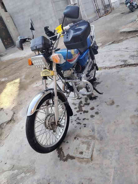 السلام عليكم دراجه ايراني ٤ كير تجميع ٢٠٢٥ محرك طلعته من الكارتونه وشديته مال نامه اخذته وحده ب٢٧٥ ضفيره جديده مجامع جدد مري يدات قمجيات ماشه اماميه وخلفيه دبلات وياله  بك لايت اشاير عداد ماسكه موبايل كله جديد واصلي  صالنصه تخبل زنجيل وكفر زنجيل  طبله مال زنجيل وبريك جدد شركه والدراجه شوفه العين تخبل وكل نقص ما ييها مكاني بغداد ابو غريب جسر الزيتون موجود خاص واتساب واتصال *********** سعرها ٥٥٠ مجال كلش كلش بسيط ما تعجبك الله يرزقك بالاحسن والارخص
