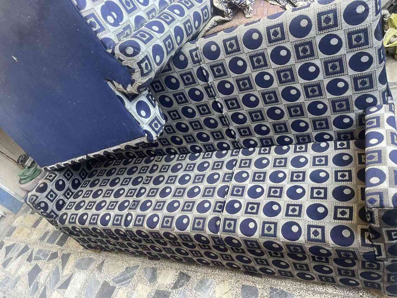 السلام عليكم قنفتين وحدة قياس 140 سم تقريباً والخ قياس 1 متر نظيفات جدا  مكاني بغداد الكريعات السعر 125 الف للقطعتين وبيهن مجال 
للاستفسار الاتصال 
***********
