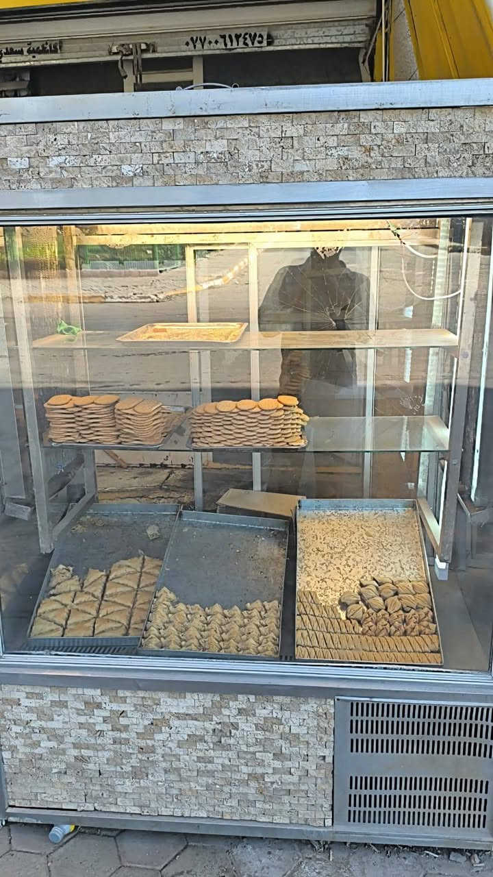 عارضة كيك لبيع ابيع ع هذا وضعها ما اعرف عطلها ***********
