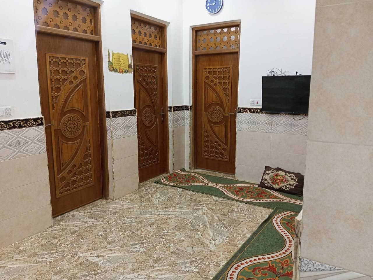 سلام عليكم.
بيت للبيع ....طابقين
 واجهيه 10م
مساحه 100م. مربع بطن ركن شارع 15
العنوان .حي الموظفين 8000
البيت يحتوي على استقبال .مطبخ .غرفه نوم.صاله .صحيات. طابق ارضي
طابق ثاني.غرفه نوم .صاله.صحيات .///استقبال .مطبخ. بناء  السقف  خدمات ماء. تبليط .مجاري.. علما مطلوب اسكان.......
***********
